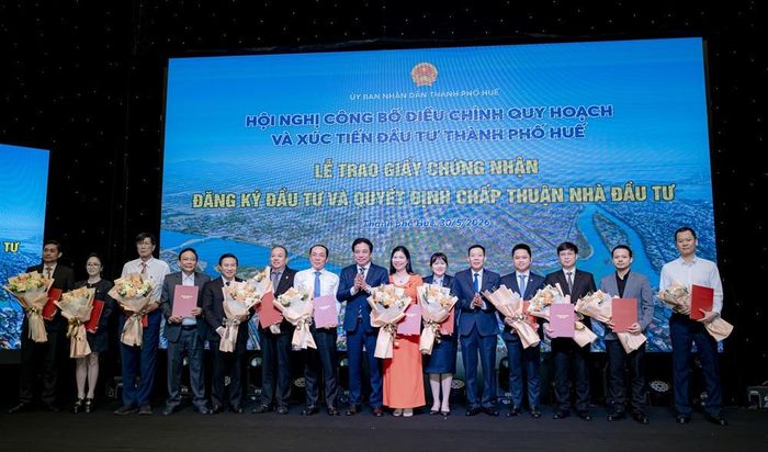 Lãnh đạo thành phố Huế trao Giấy chứng nhận đăng ký đầu tư và Quyết định chấp thuận nhà đầu tư cho các dự án trọng điểm. Ảnh: Cổng thông tin điện tử TP. Huế