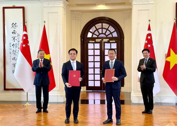 Ông Nguyễn Thế Duy, Đại biểu Quốc hội khóa XVI, Phó Chủ tịch HĐQT, kiêm Phó Tổng Giám đốc Tập đoàn Becamex và Lãnh đạo Trung tâm Tái sản xuất và Công nghệ tiên tiến (ARTC) thuộc Cơ quan Khoa học, Công nghệ và Nghiên cứu Singapore (A*STAR) ký kết biên bản ghi nhớ (MOU) thành lập Trung tâm Nghiên cứu Sản xuất tiên tiến Việt Nam (VAMRC) trong hệ sinh thái Khu công nghiệp Việt Nam - Singapore (VSIP).