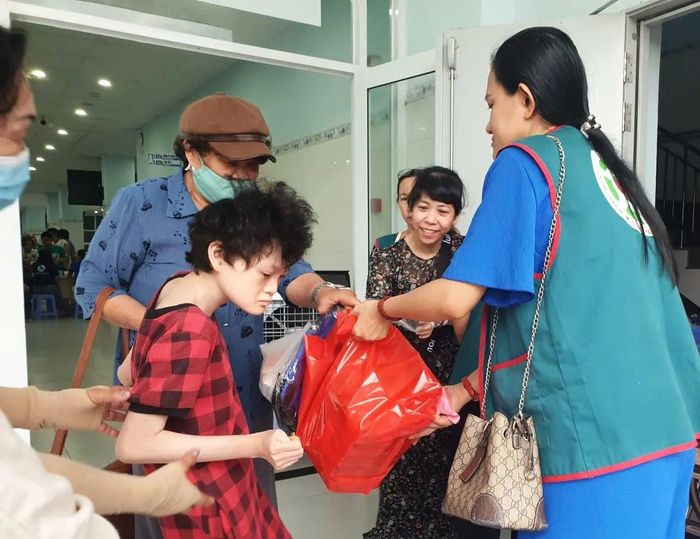 Sau khi được khám bệnh, cấp thuốc miễn phí, các con còn được nhận quà của chương trình