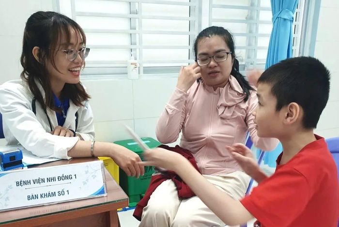 Bác sĩ bệnh viện Nhi Đồng 1 đang khám tư vấn cho người nhà trẻ em mắc chứng rối loạn vận động và ngôn ngữ
