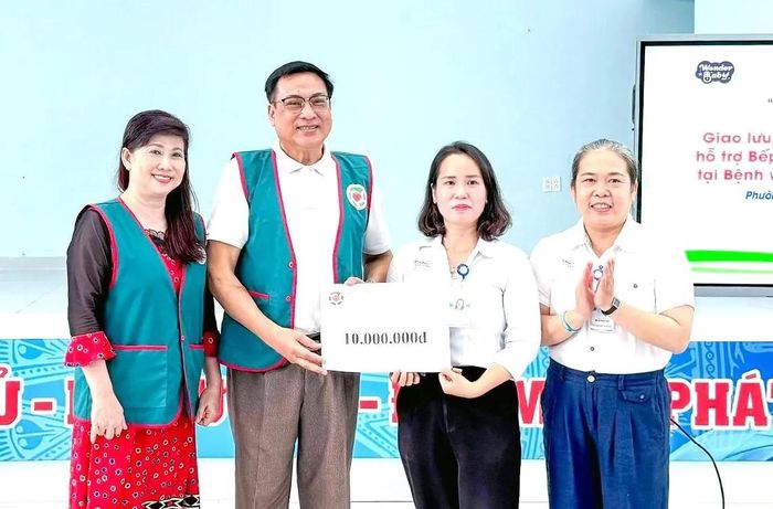 TS.Lê Hữu Thọ- Chủ tịch Hội Bảo trợ người khuyết tật, bệnh nhân nghèo và quyền trẻ em tỉnh Khánh Hòa đại diện trao tặng tiền cho bếp từ thiện của bệnh viện Yersin