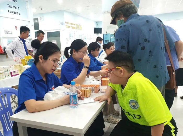 Quầy phát thuốc miễn phí cho trẻ khuyết tật sau khi được khám tầm soát