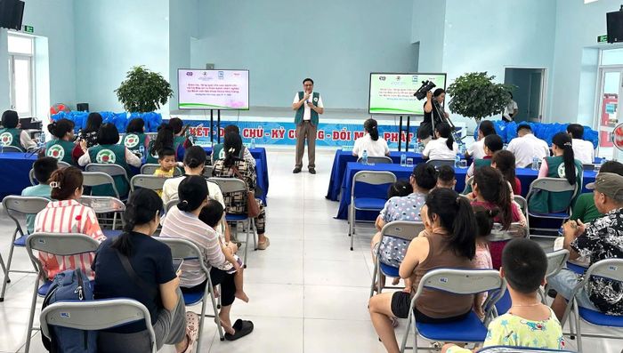 TS.BS.Lê Hữu Thọ, Chủ tịch Hội Bảo trợ người khuyết tật, bệnh nhân nghèo và quyền trẻ em tỉnh Khánh Hòa phát biểu chia sẻ tại buổi trao quà bệnh nhân nhi ở bệnh viện Yersin