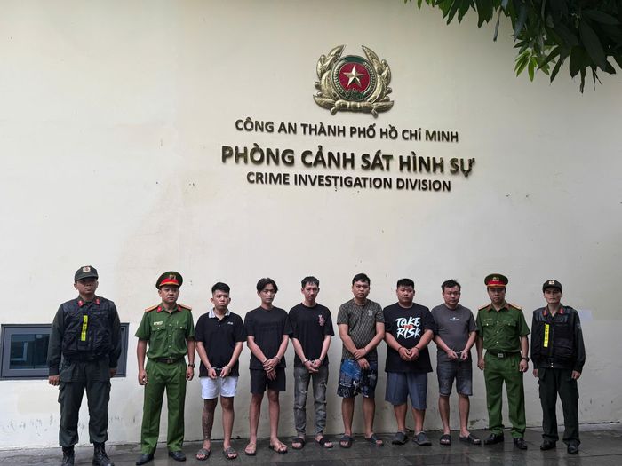 Các đối tượng được dẫn giải về trụ sở Phòng Cảnh sát hình sự để phục vụ công tác điều tra