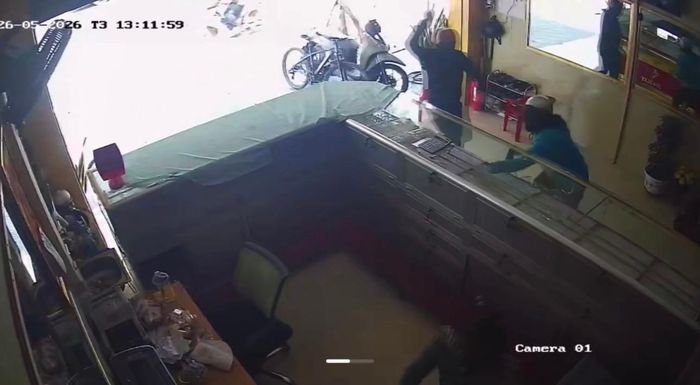 Các đối tượng xông vào tiệm vàng dùng búa đập tủ kính để cướp vàng. Ảnh cắt từ camera