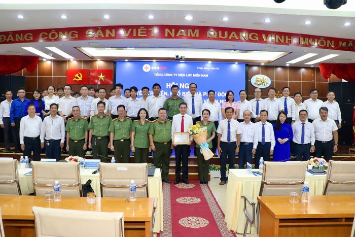 Các đại biểu chụp ảnh lưu niệm