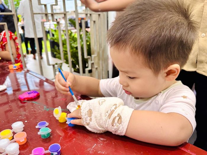 Những niềm vui giản dị ấy hiện rõ trên gương mặt của từng em nhỏ tham dự chương trình