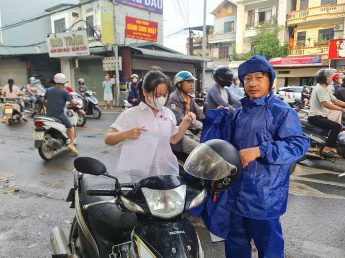 Cha đưa con tới trường kịp giờ cho kỳ thi quan trọng bậc nhất trong cuộc đời, kỳ thi vào PTTH 2026.