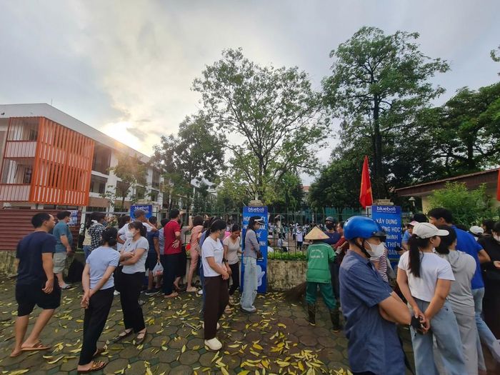 Không chỉ các thí sinh căng thẳng trước áp lực của kỳ thi tuyển sinh lớp 10 năm 2026 mà các phụ huynh cũng căng thẳng dù chỉ là phía ngoài cổng trường.