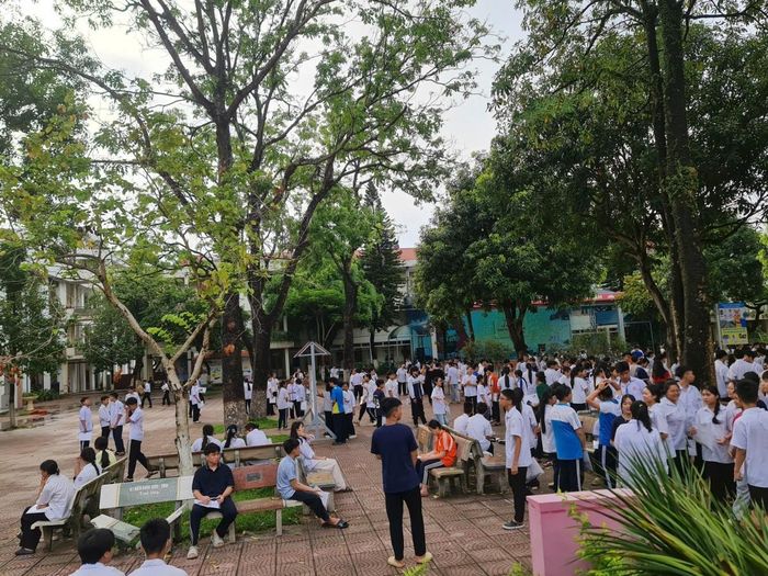 Các thí sinh có mặt rất sớm để chờ giờ thi, ghi nhận tại điểm trường Chương Mỹ A.