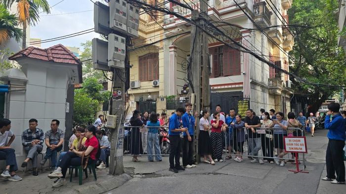 Không khí tại điểm thi THPT Yên Hòa, một trong những trường công lập có tỷ lệ cạnh tranh lớn nhất thành phố Hà Nội.
