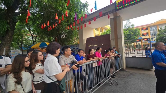 Bên ngoài các điểm thi các phụ huynh cũng háo hức, hồi hộp không kém các thí sinh.
