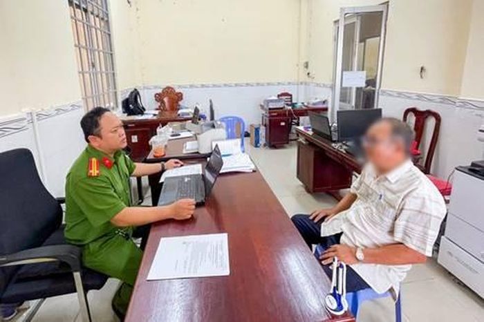 Ông P.V.S làm việc với cơ quan điều tra để làm rõ các nội dung liên quan đến hoạt động sản xuất phân bón không phép. Ảnh: CACT