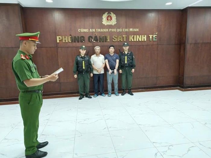 Công an TP.HCM thi hành các quyết định tố tụng đối với các đối tượng trong đường dây sản xuất, buôn bán thuốc Đông dược chưa được phép lưu hành. Ảnh: CA TP.HCM