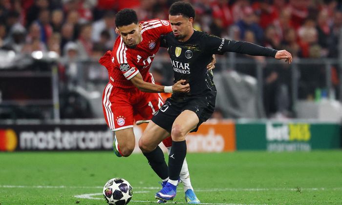 PSG (áo đen) loại Bayern Munich ở bán kết. (Ảnh: Reuters)