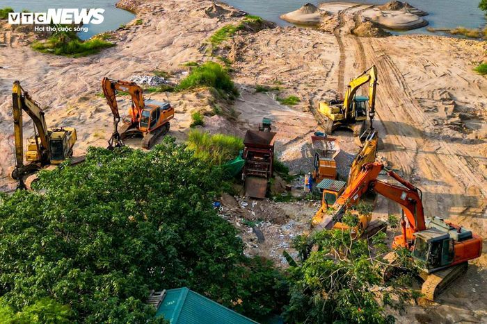 Những ngày cuối tháng 5/2026, khu vực xây dựng công viên bắt đầu xuất hiện nhiều máy móc, phương tiện cùng công nhân thi công các hạng mục đầu tiên.