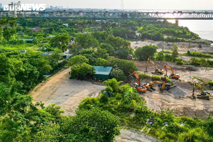 Tuy nhiên đến nay, mặt bằng khu vực này vẫn chưa được giải phóng đồng bộ. Xen giữa các ô đất trống hiện vẫn còn nhiều nhà xưởng tạm, công trình cấp 4, đường nội bộ và các khu vực sản xuất nông nghiệp.