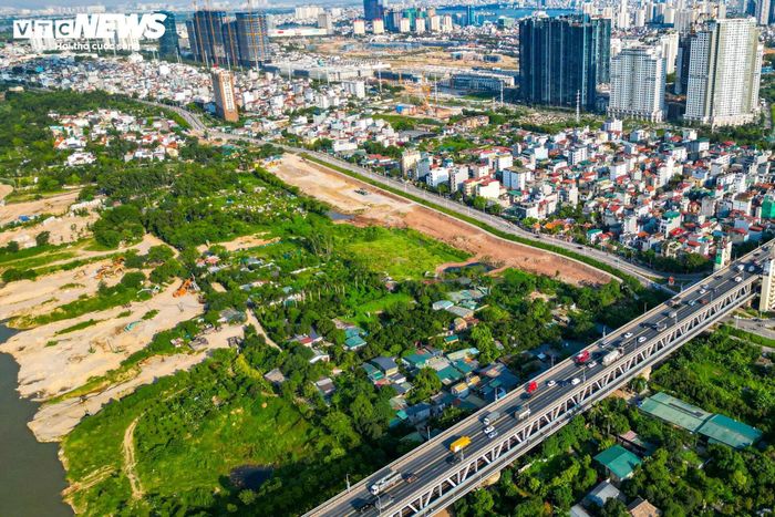 Toàn bộ khu đất nằm tại bãi sông Hồng, tiếp giáp các trục giao thông lớn như đường Vành đai 3, khu vực chân cầu Thăng Long và đường An Dương Vương. 