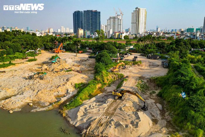 Theo ghi nhận tại công trường, nhiều khu vực đã được san gạt bước đầu để phục vụ thi công. 