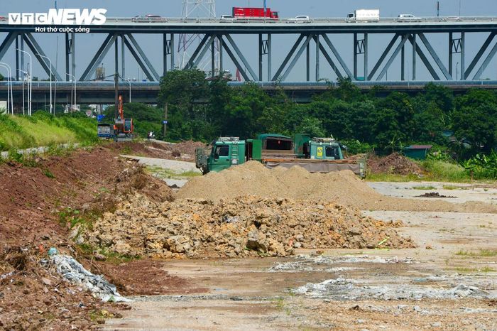 Máy xúc, xe tải cùng các phương tiện cơ giới liên tục hoạt động trên những tuyến đường tạm bên trong dự án.