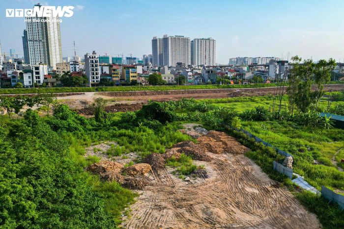 Từ trên cao có thể thấy khu vực dự án hiện vẫn mang đặc trưng của vùng bãi ven sông với nhiều khoảng đầm lầy, cỏ dại, bụi rậm và đất trống xen kẽ khu dân cư. Đây cũng là nơi diễn ra lễ khởi công Dự án đầu tư xây dựng trục đại lộ cảnh quan sông Hồng vào ngày 19/12/2025.