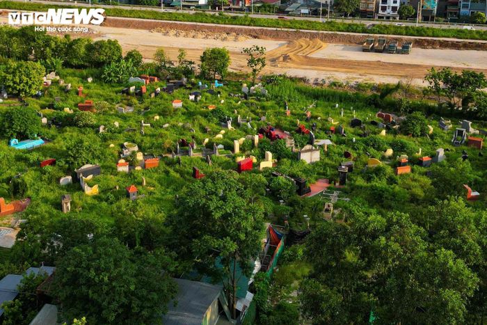 Đáng chú ý, bên trong phạm vi quy hoạch hiện vẫn tồn tại một khu nghĩa trang với hàng trăm ngôi mộ chưa được di dời. 