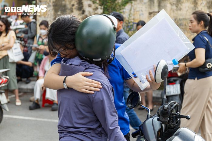 Những cái ôm, nụ hôn vội vã của cha mẹ là nguồn động viên giúp thí sinh bình tĩnh, tự tin hơn khi bước vào kỳ thi quan trọng.