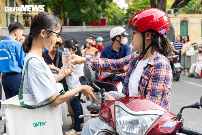 “Môn thi đầu tiên thường tạo áp lực lớn cho các con, vì vậy tôi luôn nhắc con giữ bình tĩnh, tự tin làm bài. Hy vọng cháu sẽ đạt kết quả tốt”, phụ huynh này chia sẻ.