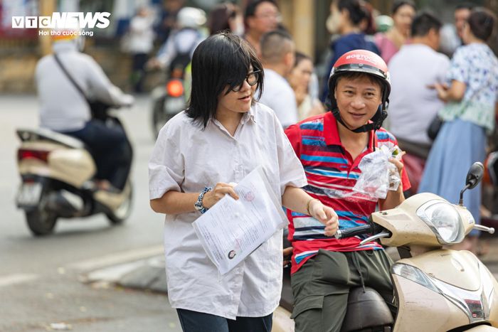 Với môn Ngữ văn, thí sinh có thời gian làm bài 120 phút. Theo công bố của Sở Giáo dục và Đào tạo Hà Nội, đề thi môn này được ra theo hình thức tự luận. Về cấu trúc, đề gồm 2 phần: Đọc hiểu và Viết. Về cách thức tính điểm, phần Đọc hiểu 4 điểm, phần Viết 6 điểm. 