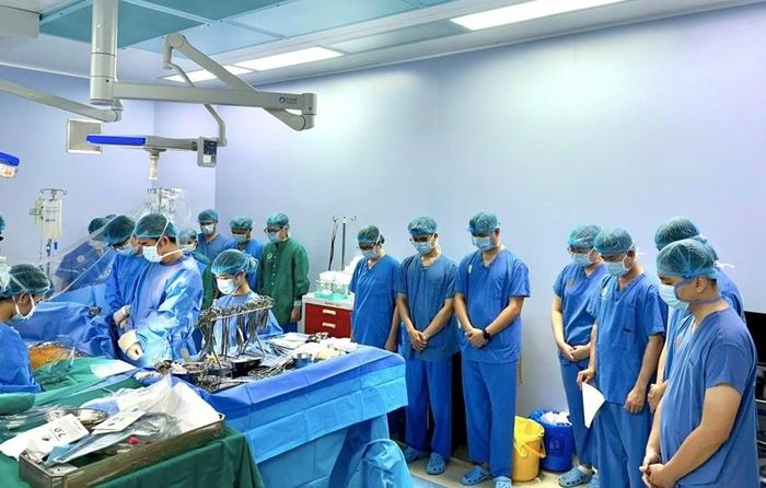 Nhân viên y tế cúi đầu tri ân nghĩa cử cao đẹp của người hiến tạng.