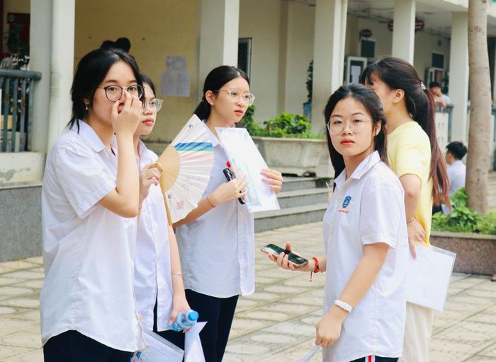 Sáng nay 30/5, hơn 99,6% thí sinh dự thi môn Ngữ văn vào lớp 10 Hà Nội. (Ảnh: Lệ Thu)