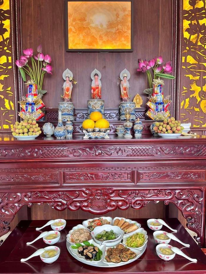Việc cúng lễ Phật đản tại nhà cần thể hiện sự trang trọng và tôn kính, các gia đình cần lưu ý chuẩn bị mâm lễ cúng chỉn chu. (Ảnh: Nguyễn Bích Phượng)