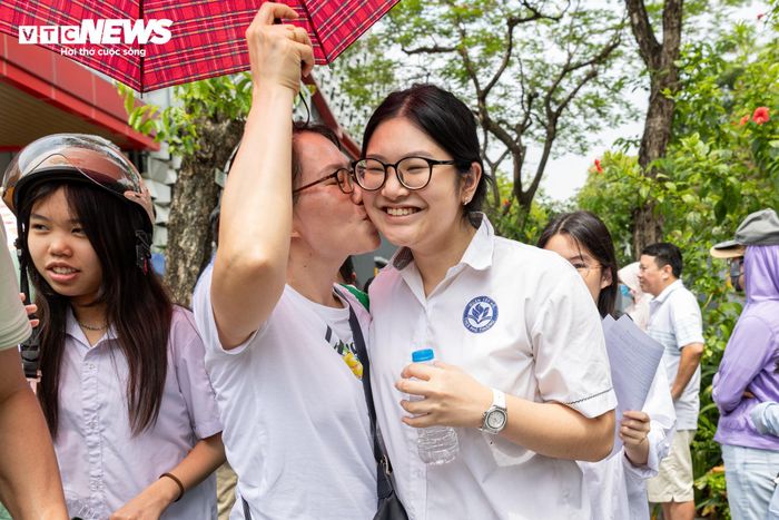 Ngay khi bước ra khỏi điểm thi, nhiều thí sinh nhận được những cái ôm thật chặt cùng lời động viên từ người thân. "Con đã làm tốt rồi", câu nói giản dị nhưng đầy yêu thương đã phần nào giúp các em giải tỏa áp lực sau môn thi đầu tiên.