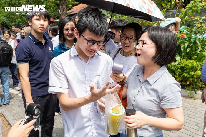 Rời phòng thi, em Trần Trọng Tùng vui vẻ chia sẻ với người thân rằng "viết đến đỏ cả tay" để hoàn thành bài thi Ngữ văn. Nam sinh cho biết đề thi khá sát với quá trình ôn tập, giúp em tự tin về kết quả đạt được.