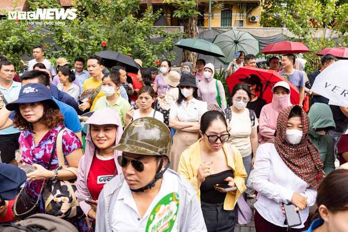 Giữa thời tiết nắng nóng, hàng trăm phụ huynh tập trung trước cổng điểm thi Trường THCS Chu Văn An (phường Tây Hồ), thấp thỏm ngóng đợi con em mình dù còn gần 30 phút nữa mới hết giờ làm bài. 