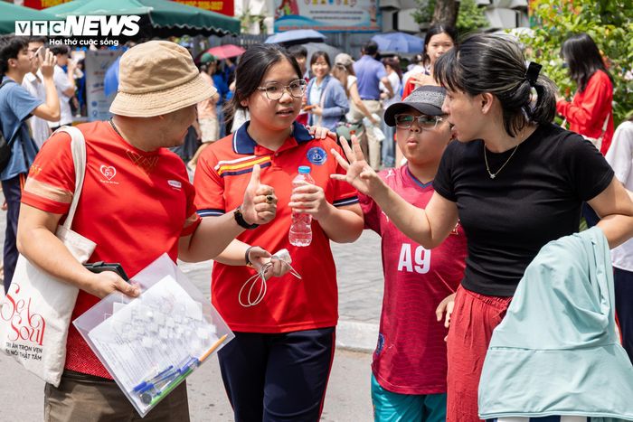 Chiều nay, các thí sinh làm bài trắc nghiệm môn Ngoại ngữ trong 60 phút, bắt đầu từ 14h. Sáng mai 31/5, các thí sinh hoàn thành môn thi cuối cùng là Toán trong 120 phút, bắt đầu từ 8h. 