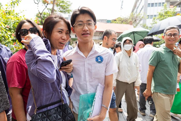 Thí sinh Trần Minh Vũ cho biết hoàn thành gần 6 trang giấy thi môn Ngữ văn. Nam sinh đánh giá đề thi phù hợp với năng lực của mình và tự tin đạt kết quả cao để tiếp tục chinh phục nguyện vọng vào lớp chuyên Pháp, Trường THPT Chu Văn An.