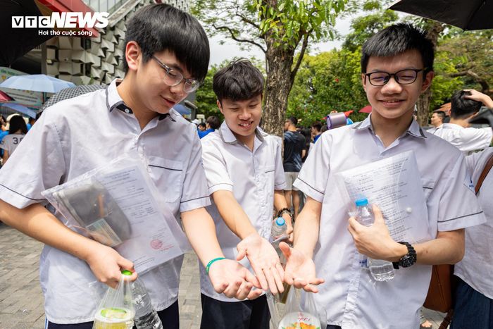 "Đề thi không quá khó, lại trúng phần em ôn tập nên em làm bài rất suôn sẻ, viết đến đỏ cả tay. Em tự tin với '1 điểm trên tay và 9 điểm trên giấy'", thí sinh vui vẻ chia sẻ sau khi rời phòng thi.