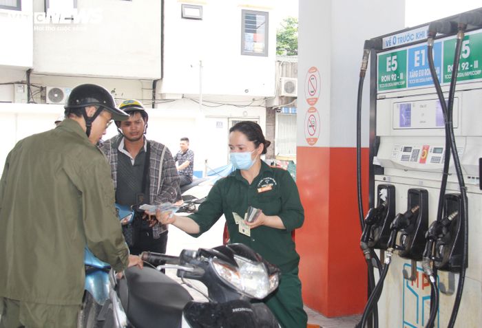 Trạm xăng dầu số 1, Tổng Công ty xăng dầu Quân đội (MIPECORP) chuyển đối từ bán xăng khoáng sang bán nhiên liệu sinh học từ ngày 25/5. (Ảnh: Phạm Duy).