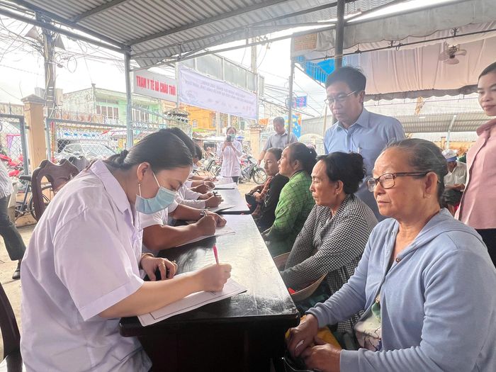 Người dân được khám lâm sàng tổng quát, đo huyết áp, kiểm tra đường huyết, điện tim và tư vấn các nguy cơ bệnh tật ngay tại địa phương.