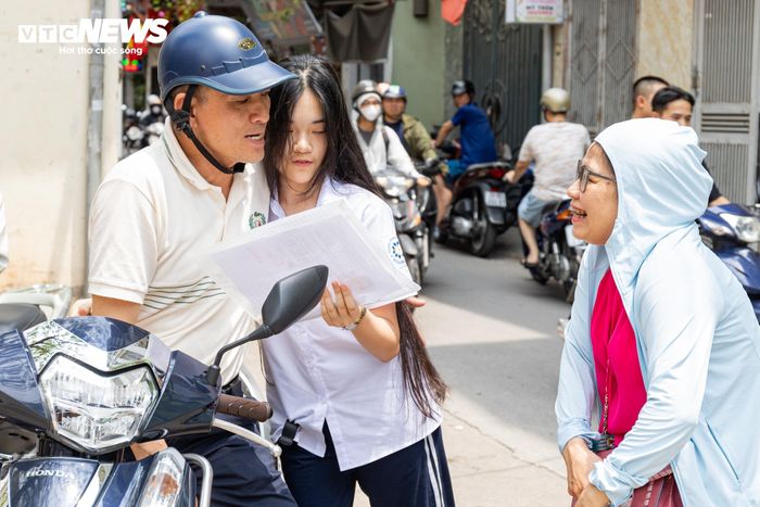 Chiều 30/5, các sĩ tử ở Hà Nội tiếp tục chinh phục môn Tiếng Anh trong thời gian 60 phút, bắt đầu từ 14h. Đây cũng là môn thi cuối cùng của ngày thi đầu tiên, khép lại một ngày nhiều áp lực nhưng cũng đầy quyết tâm của các thí sinh.