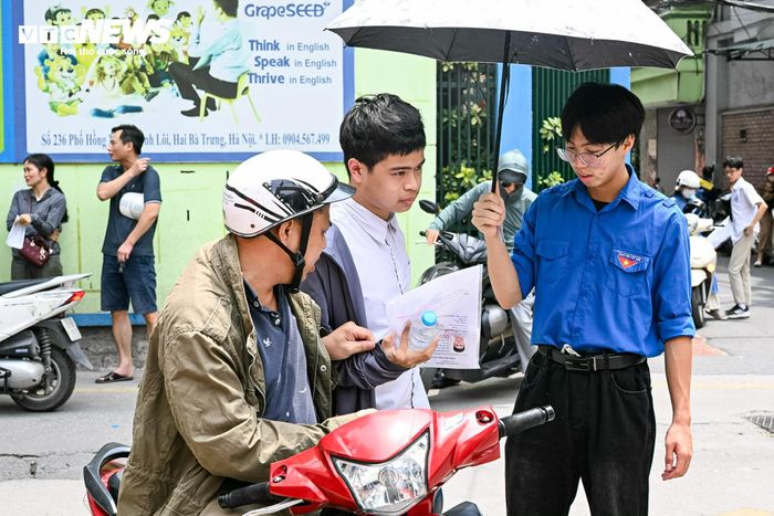 Để tiếp thêm động lực cho con trước giờ làm bài, nhiều phụ huynh chuẩn bị sẵn nước mát, đồ uống giải khát, giúp các thí sinh giải nhiệt và giữ sức trong điều kiện thời tiết nắng nóng.