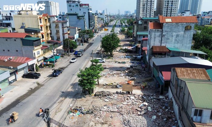 Dọc tuyến đường, nhiều dãy nhà từng san sát nay được tháo dỡ, tạo thành những khoảng đất trống kéo dài hàng trăm mét.