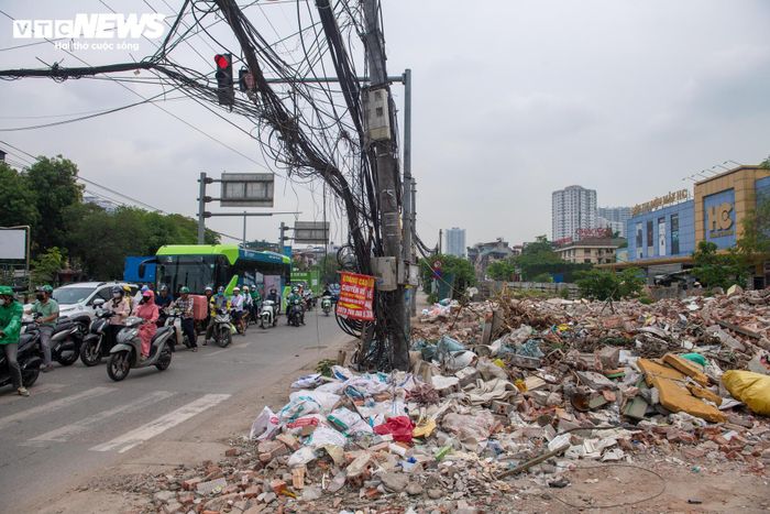 Trong khi đó, tuyến đường hiện hữu vẫn phải gánh lưu lượng phương tiện lớn mỗi ngày. Việc thi công cùng hệ thống rào chắn chiếm dụng mặt đường khiến giao thông thường xuyên ùn ứ, gây nhiều khó khăn cho việc đi lại của người dân, nhất là vào giờ cao điểm.