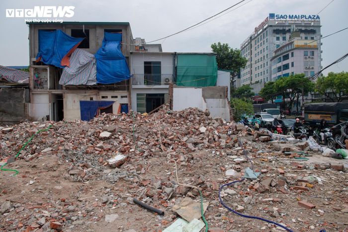 Nhiều vị trí sau khi giải tỏa vẫn là những khoảng đất trống, trong khi vật liệu và phế thải xây dựng còn tồn tại ở một số khu vực.