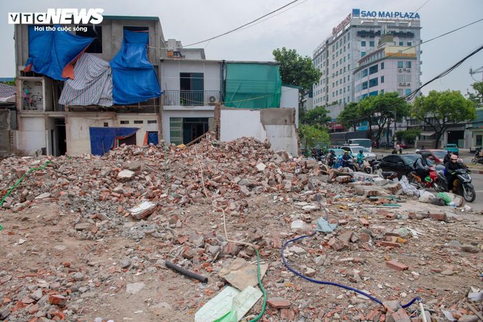 Tại phường Hoàng Mai, công tác giải phóng mặt bằng hoàn thành từ đầu tháng 4. Đến nay, hơn 95% công trình thuộc diện thu hồi dọc tuyến đã được tháo dỡ, tạo mặt bằng sạch và điều kiện thuận lợi để triển khai các hạng mục tiếp theo của dự án.