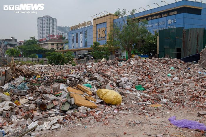 Theo ghi nhận, trên công trường dài hơn 3km, số lượng nhân công và máy móc xuất hiện khá ít.
