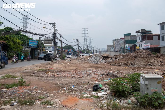 Liên quan đến tiến độ dự án, đại diện UBND phường Hoàng Mai cho biết công trình vẫn đang được triển khai theo kế hoạch. Việc thi công trên toàn tuyến còn phụ thuộc vào tiến độ di dời các công trình hạ tầng kỹ thuật nổi và ngầm.