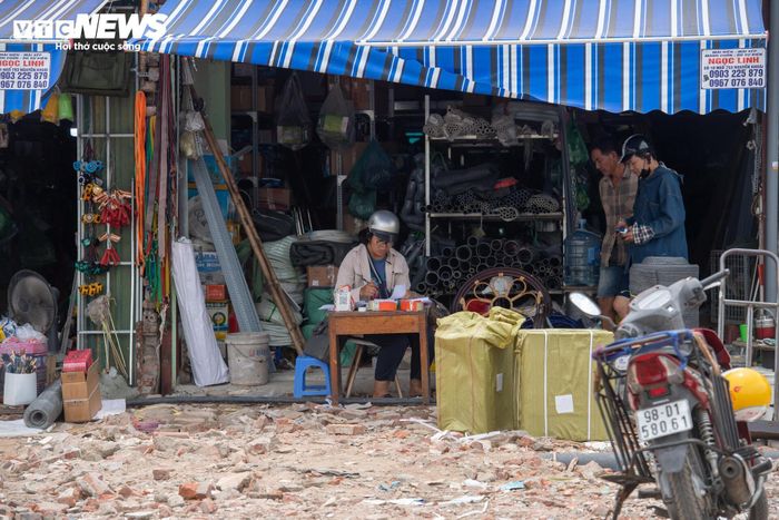Theo chia sẻ của nhiều người sinh sống tại khu vực gần ngõ 533 Tam Trinh, việc sinh hoạt của nhiều hộ dân bị ảnh hưởng do khu vực trước nhà còn ngổn ngang vật liệu sau quá trình phá dỡ.