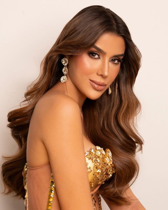 Người đẹp Gabriela De La Cruz của Venezuela nổi bật nhờ gương mặt sắc nét, hình thể cân đối và khả năng tạo điểm nhấn mỗi lần xuất hiện trên sân khấu. Ở phần thi áo tắm, cô đạt 9,70 điểm và xếp thứ 4 trong top 20 thí sinh có điểm trình diễn cao nhất. Với đại diện từ quốc gia được mệnh danh "cường quốc hoa hậu" thế giới, Gabriela luôn là cái tên không thể bỏ qua trong danh sách ứng viên sáng giá.